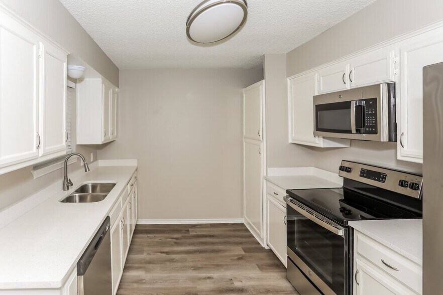 Building Photo - 6004 Cool Springs Dr