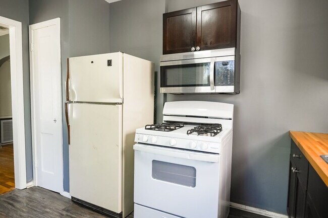 Building Photo - Casas De Kevin