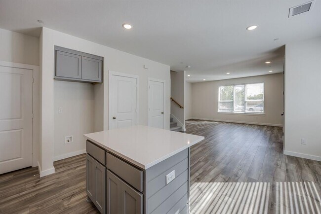 Building Photo - 1770 Thornton Dr