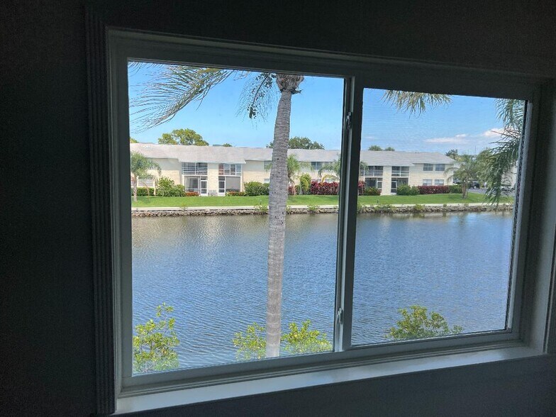Building Photo - 1860 Robalo Dr
