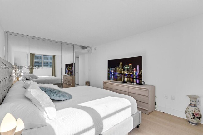 Building Photo - 9273 Collins Ave