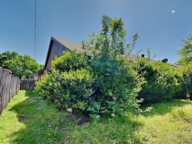 Building Photo - 422 Dollins St