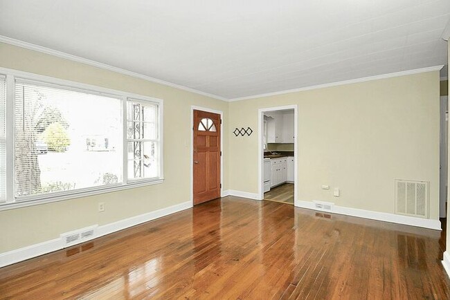 Building Photo - Charming 2BD/1BA Duplex