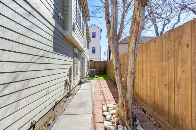 Building Photo - 1838 Wheeler Ave