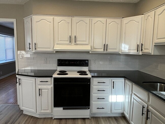 Building Photo - 5653 Indianola Ave