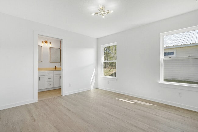 Building Photo - 988 W 9th St