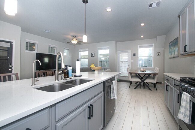 Building Photo - 1523 Parkland Oak Dr