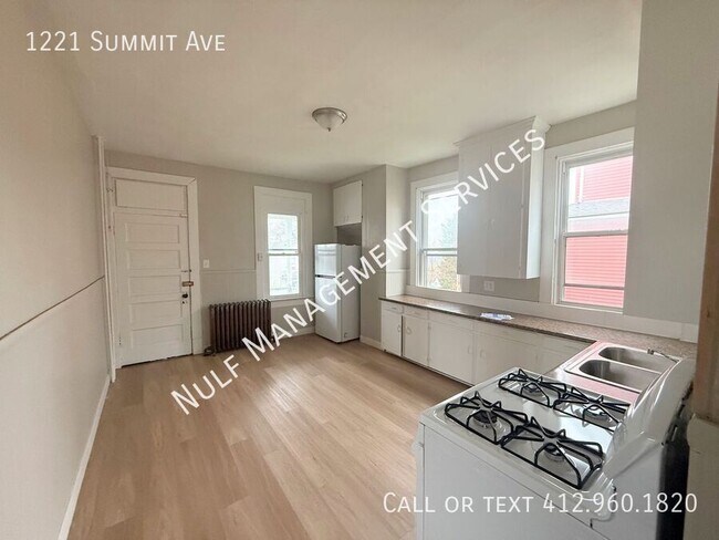 Building Photo - 1221 Summit Ave