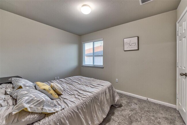 Building Photo - 328 Langely