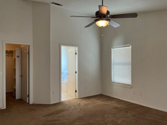Building Photo - 3 bedroom, 2 bathroom in Apple Valley!