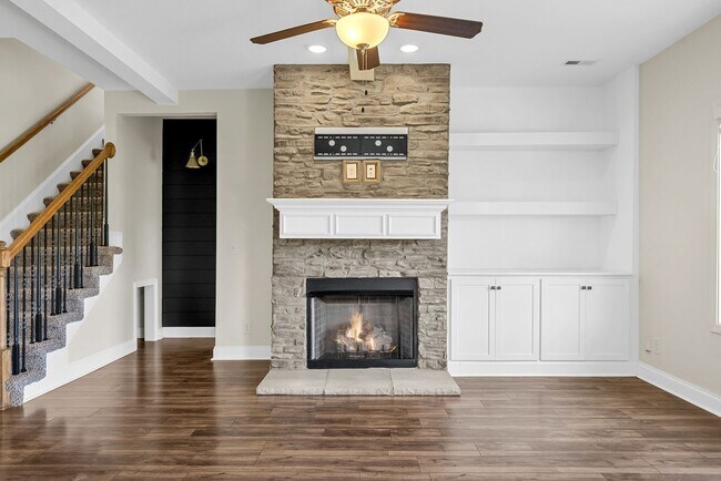 Building Photo - Pet Friendly Three Bedroom with Bonus!