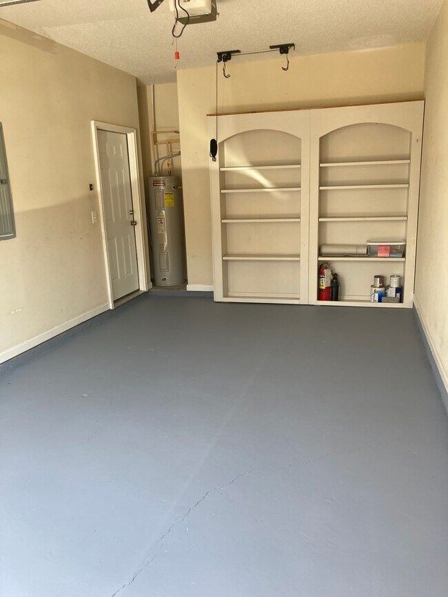 Building Photo - Renovated  3 Bed 3.5 Bath Town Home