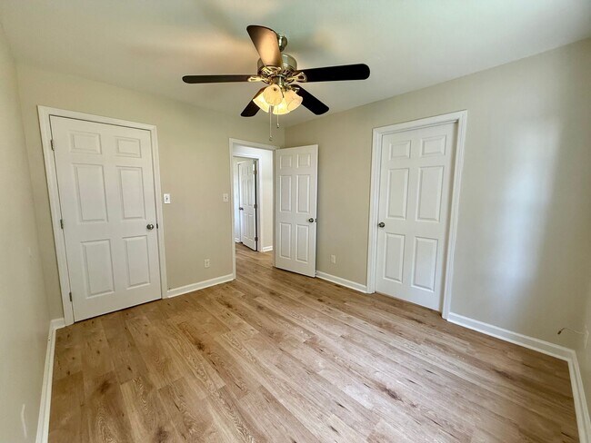 Building Photo - 3 Bedroom/2 Bathroom HOME FOR THE HOLIDAYS...