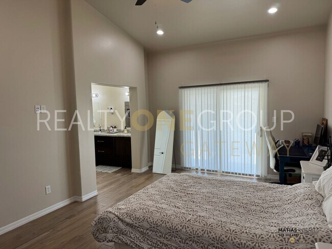 Building Photo - Enjoy those Arizona Sunset in this Three B...