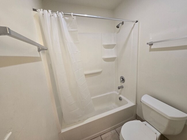 Building Photo - 5BD/3BA on Adobe Dr!!