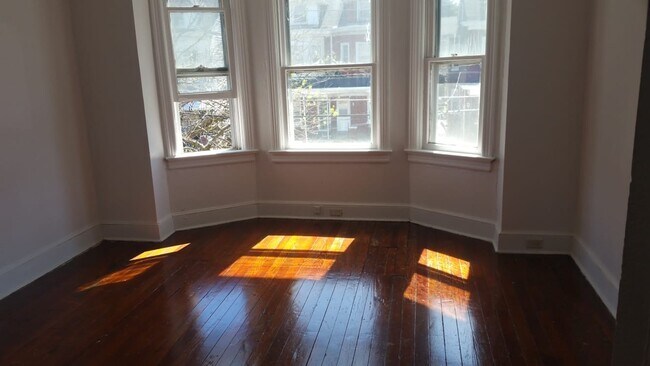 Building Photo - Large home for family!