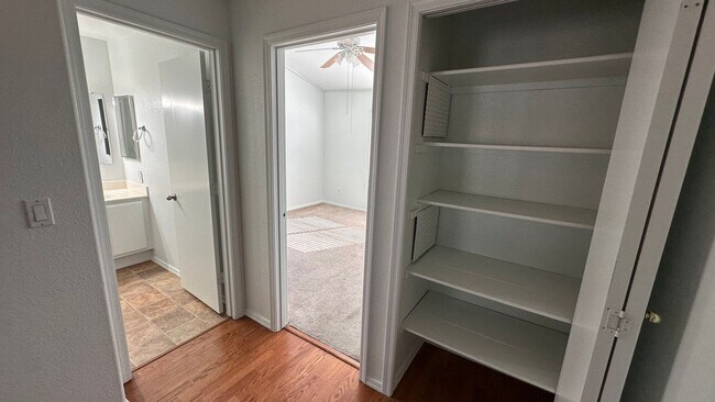 Building Photo - 2 bedroom townhome