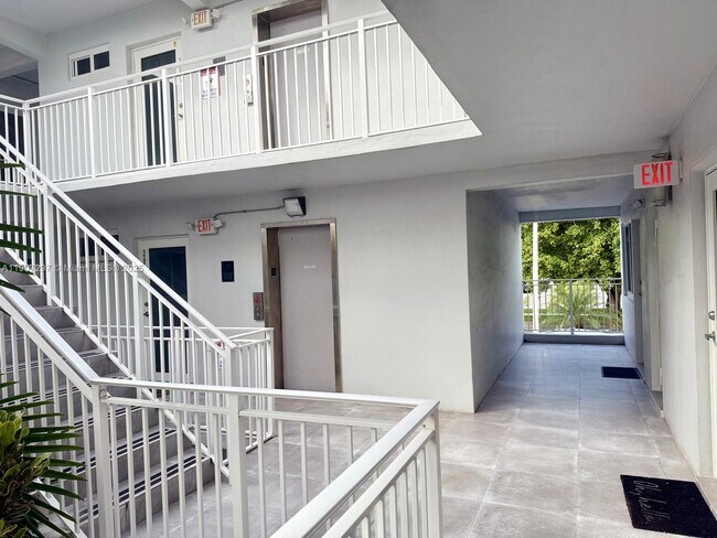 Building Photo - 2430 NE 135th St