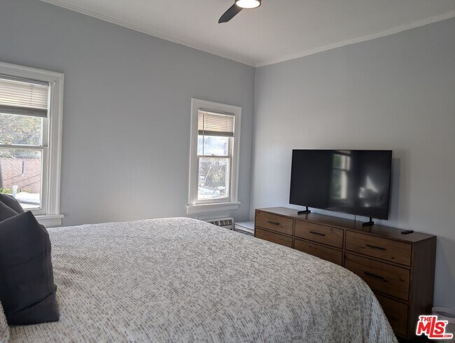 Building Photo - 2404 5th Ave