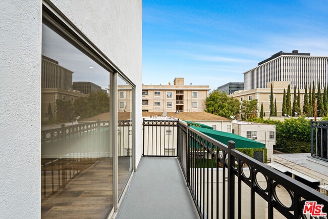 Building Photo - 136 S Palm Dr