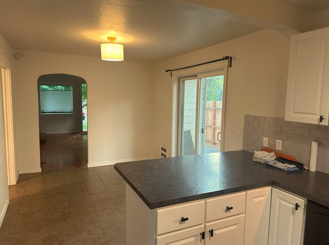 Building Photo - Beautifully Remodeled 2 Bed/1 Bath Single ...