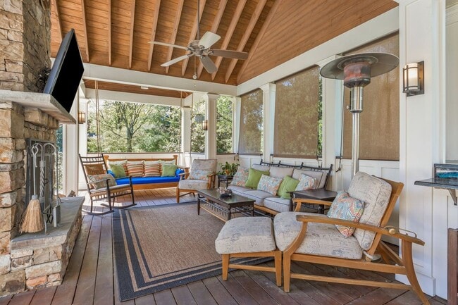 Building Photo - Extremely RARE opportunity in Green Hills