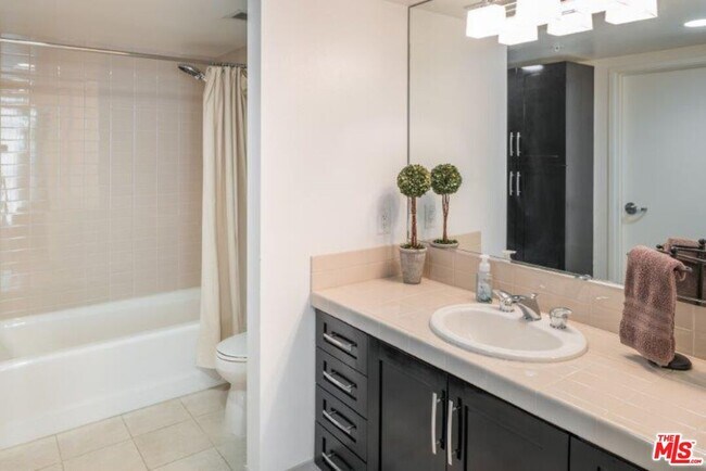 Building Photo - 13700 Marina Pointe Dr