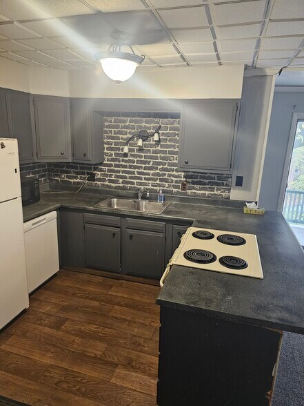 Kitchen - 545 S Douglas Ave