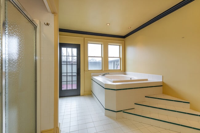 Building Photo - 411 Beach St