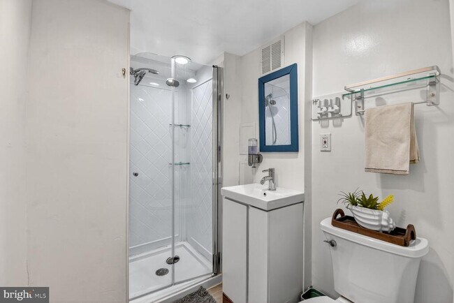 Building Photo - 10021 Tenbrook Dr