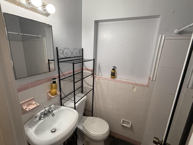 Building Photo - 131 E 27th St