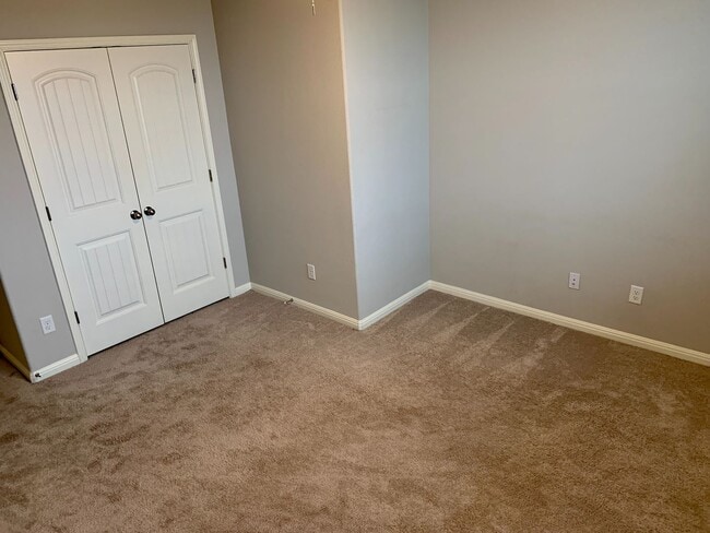 Building Photo - Beautiful 4 bedroom, 2.5 bathroom home in ...