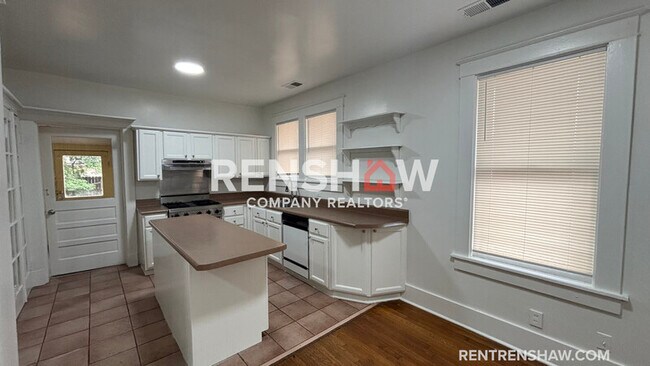 Building Photo - 1980 Snowden Ave