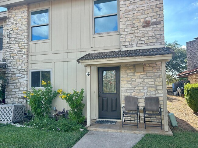 Building Photo - 300 Lucy Ln