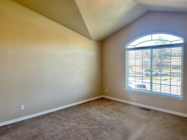 Building Photo - 2 Bedroom townhome in School District 20 w...