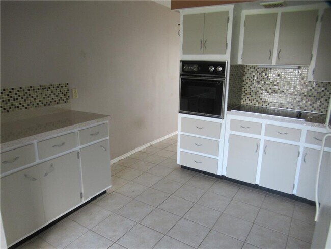 Building Photo - 2466 Ecuadorian Way