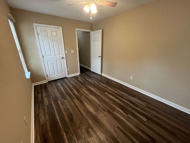 Building Photo - 60 Mineola Ave