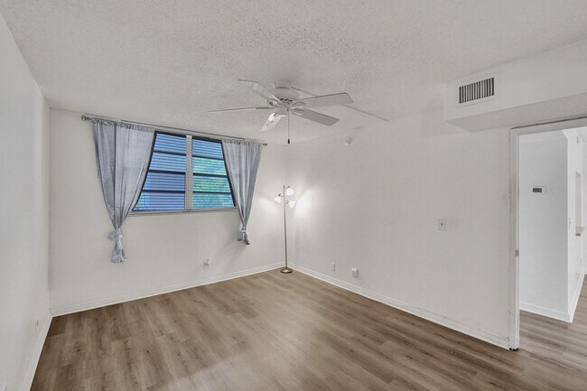 Building Photo - 9470 Poinciana Pl