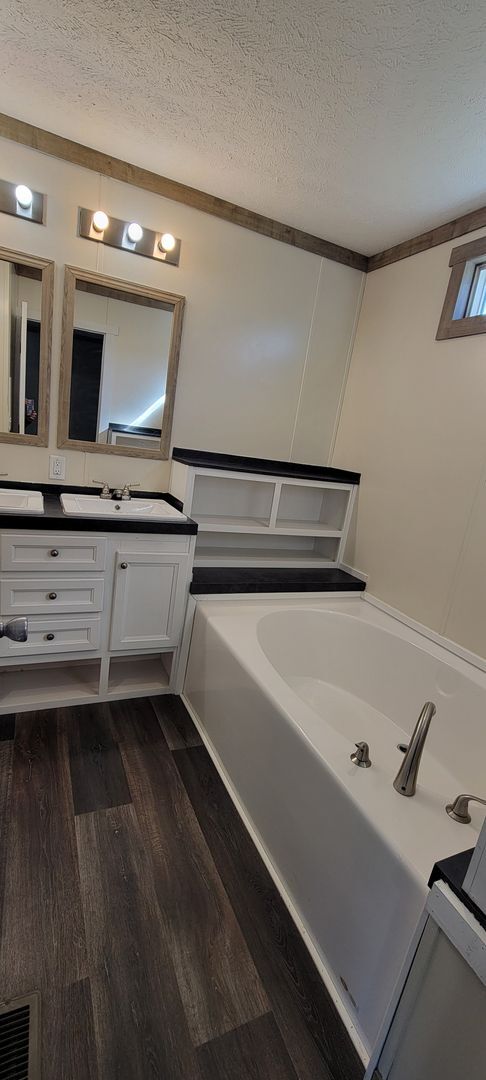 Building Photo - Very nice 3 bedroom/2 bath mobile home in Willow Oak Mobile Home Park in Keithville!