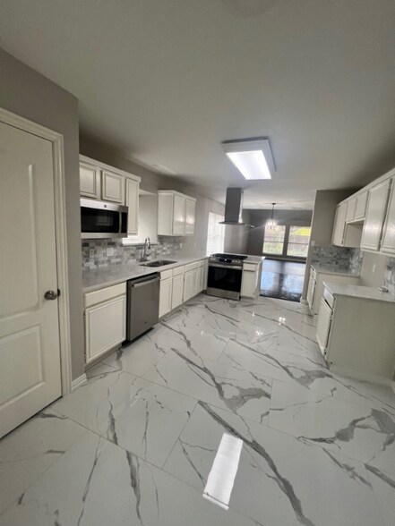Building Photo - 2213 Ridgewood Dr