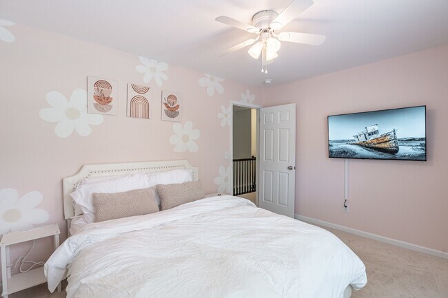 Building Photo - Gorgeous 4 Bedroom Home with Spacious Layo...