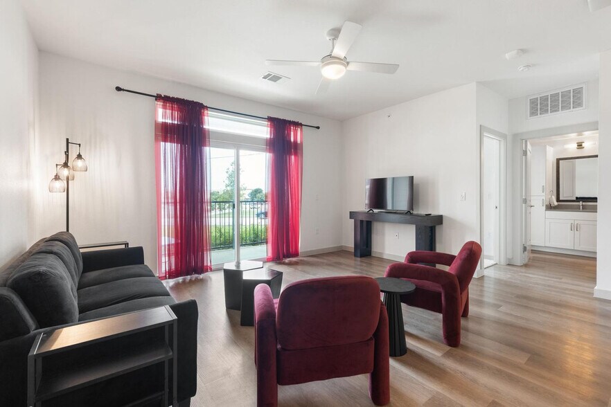 Building Photo - 1301 Leah Ave