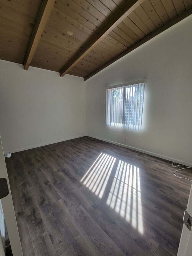 Building Photo - 639 Howland Dr