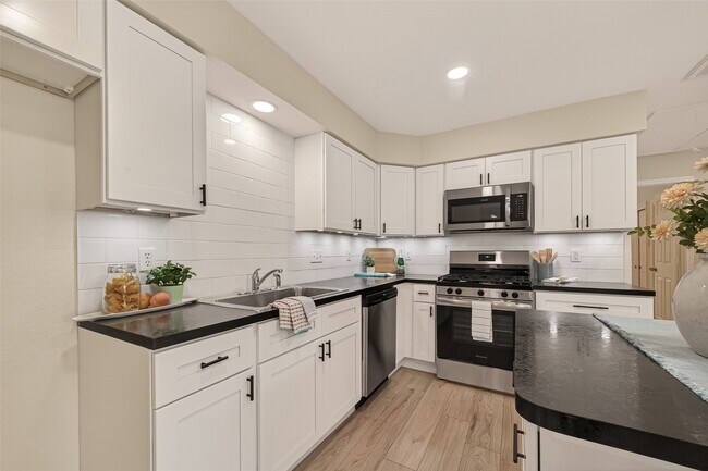 Building Photo - 13843 Northlake Dr