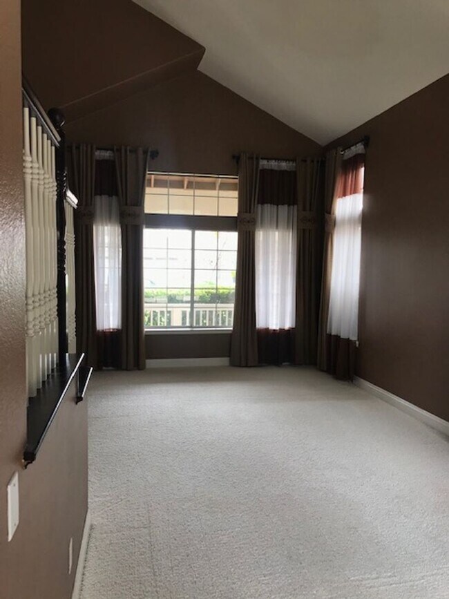 Building Photo - Lovely 4 bed 3+ bath