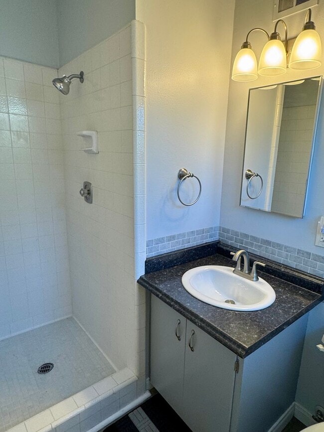 Building Photo - Beautiful 3 Bed/2 Bath Walking Distance fr...