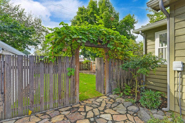 Building Photo - 841 N 5th St