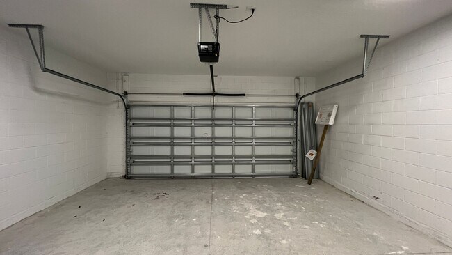 Building Photo - Spacious 3BD/2BA Palm Bay Home – Modern Comfort & Great Location!