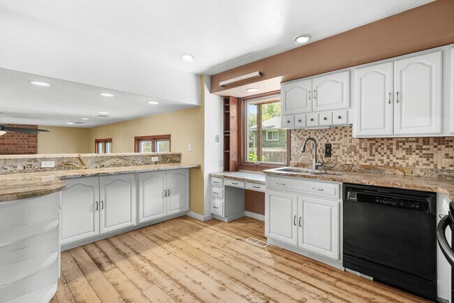 Building Photo - Available NOW! 3 Bedroom 1 Bath Beautiful Home in Arvada!