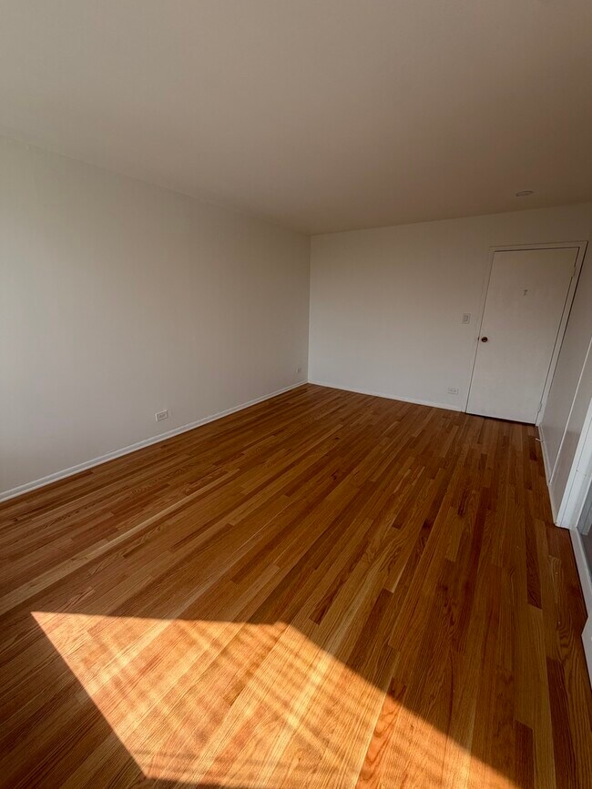 Building Photo - 3930 N Pine Grove Ave